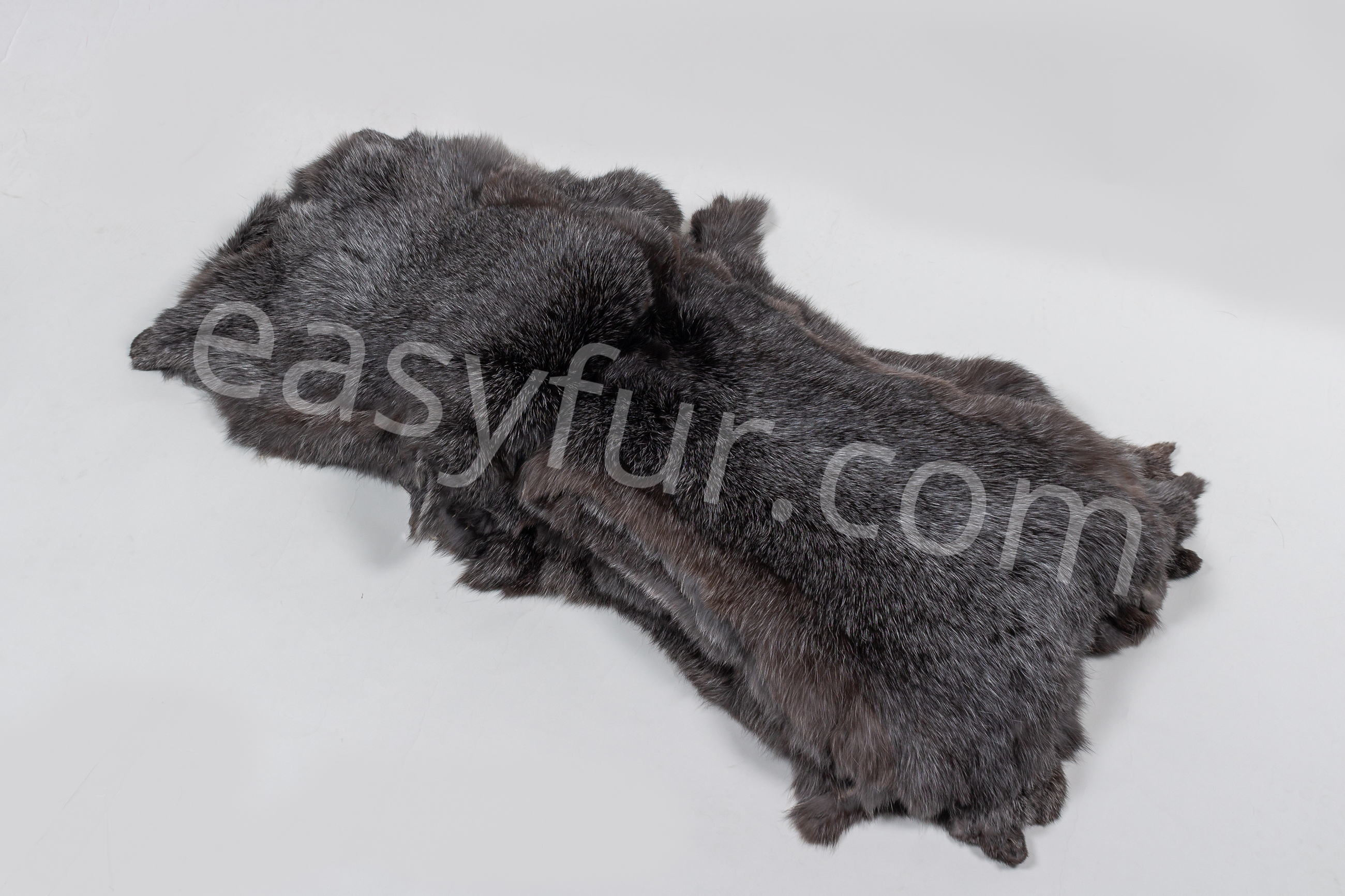 2-2945-Kaninchen-Felle-grau-weissen-Spitzen-Rabbit-Skins-gray-Easyfur