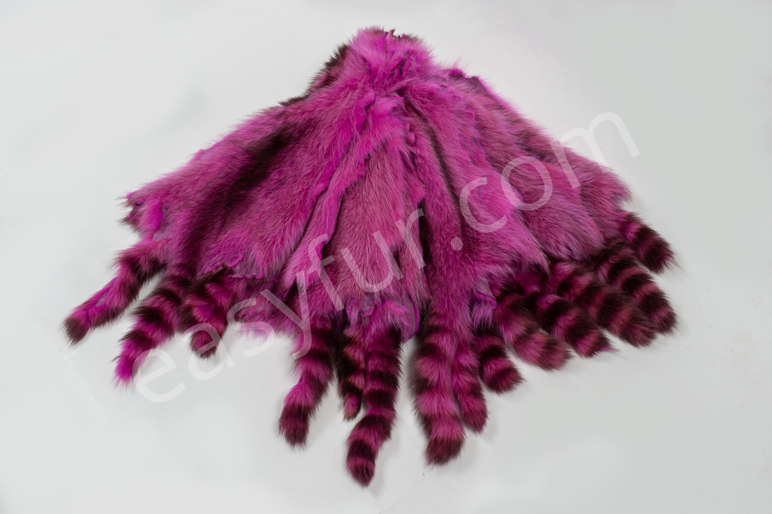 3-6036-Waschbaer-Felle-pink-Raccoon-Skins