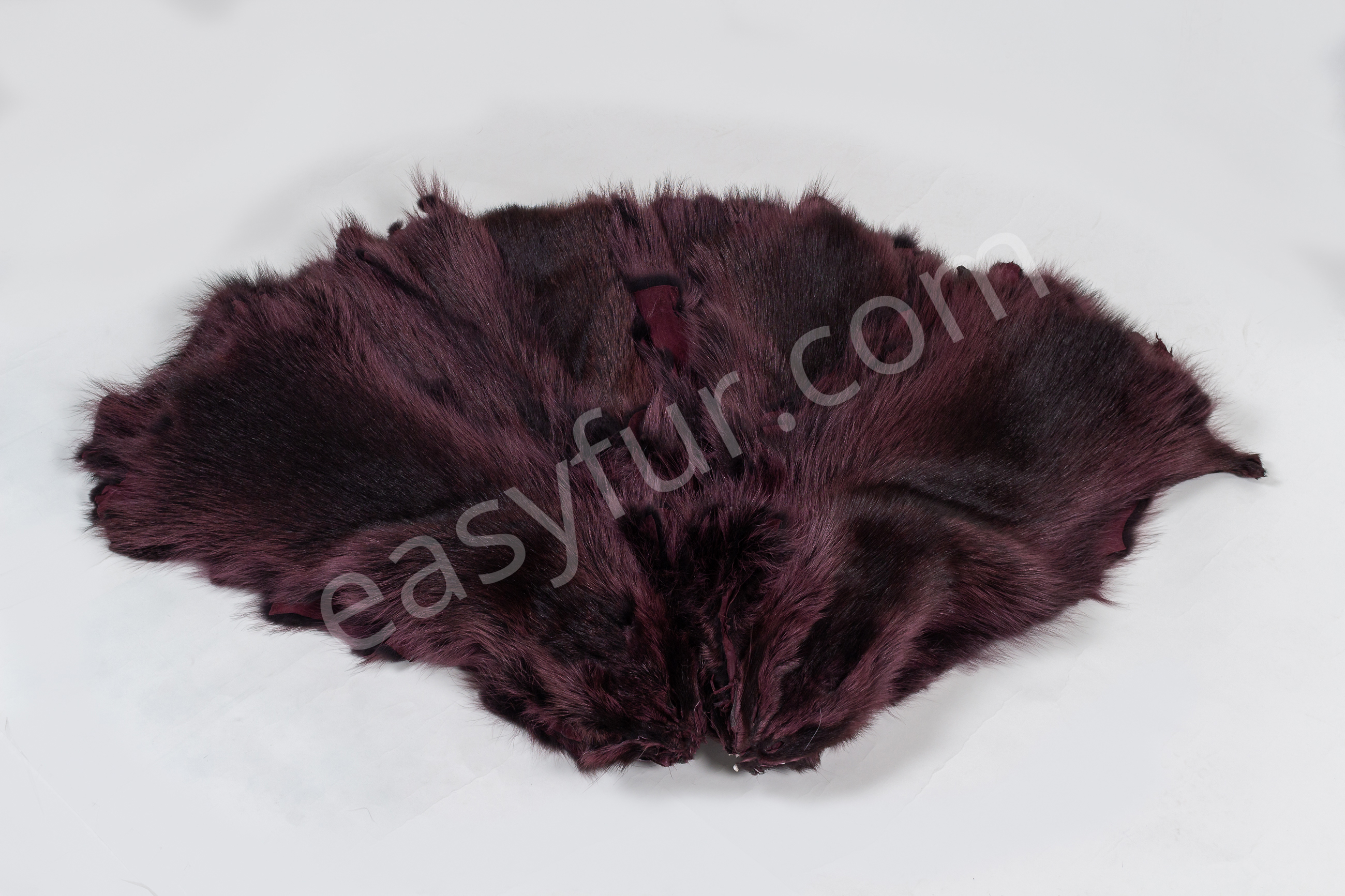 1-5813-Waschbaer-Felle-Aubergine-Racoon-Fur-Skins-bordeaux-Easyfur