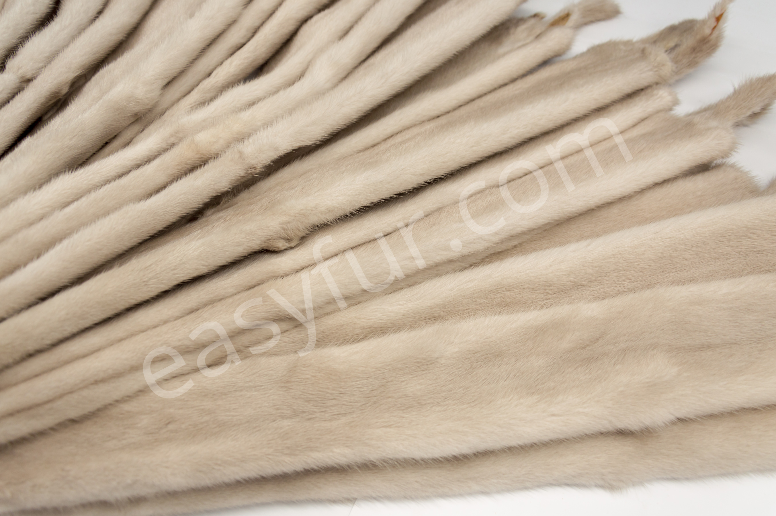 4-1597-Pearl-Beige-Mink-Pelts-Nerze